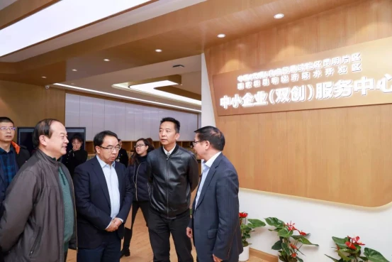 6 中国（云南）自由贸易试验区昆明片区、国家级昆明经济技术开发区中小企业（双创）服务中心举行揭牌仪式简1018.png